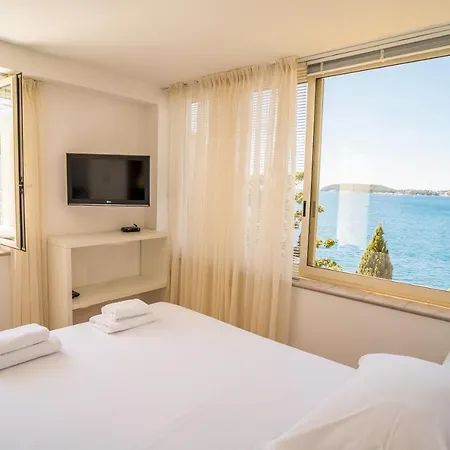 Villa 7-bedroom Si With Private Sea Access