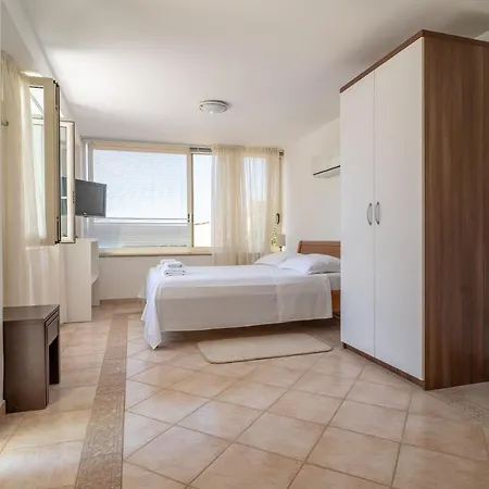7-bedroom Si With Private Sea Access *