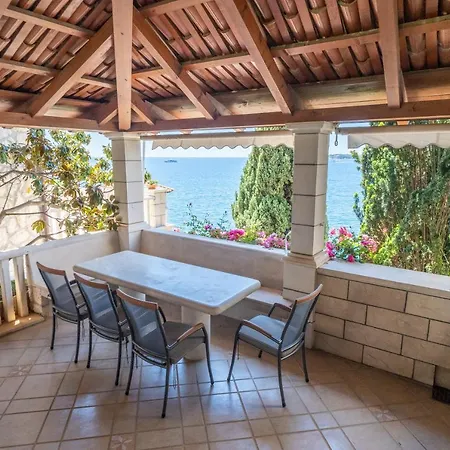 Villa 7-bedroom Si With Private Sea Access